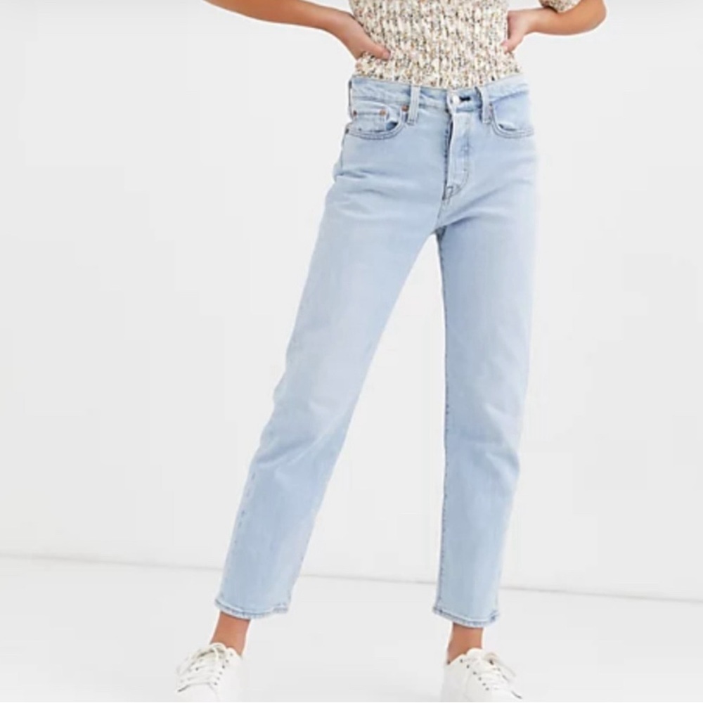 LEVI'S Premium Wedgie Straight Jeans Light Wash the best for lifting up the butt